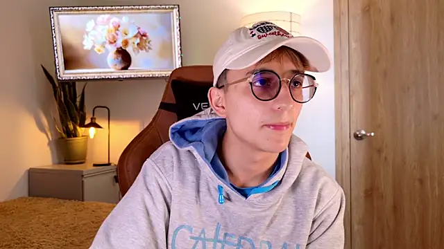 Snapshot of Mr_evan1 chatting on November 12, 2025, 2:43 pm Mr evan1 online show from November 12, 2025, 2:43 pm