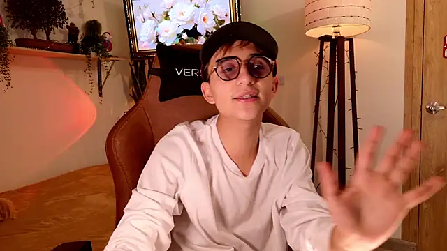 Snapshot of Mr_evan1 chatting on December 13, 2025, 8:04 pm Mr evan1 online show from December 13, 2025, 8:04 pm