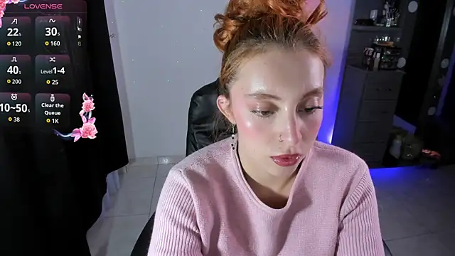 Violetaarey online show from May 11, 2026, 9:23 pm