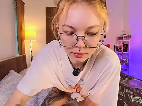 juicyshow  online show from October 10, 2025, 12:22 am