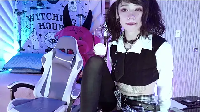 zephirahabney online show from November 6, 2025, 3:05 pm