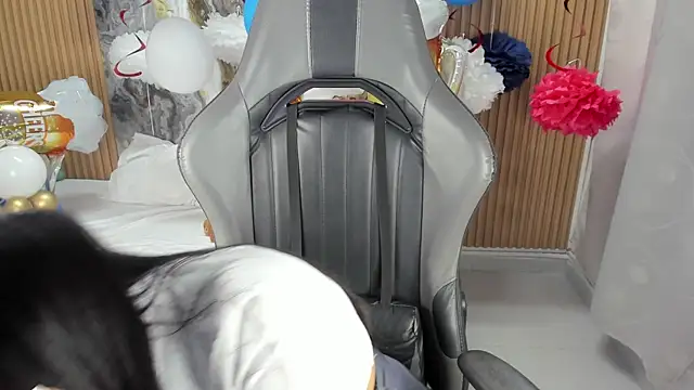 Snapshot of Lili_16 chatting on October 8, 2025, 11:01 am Lili 16 online show from October 8, 2025, 11:01 am