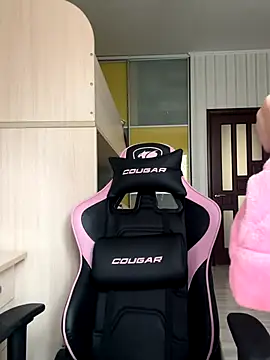 Snapshot of Julietta_a chatting on November 18, 2025, 8:17 am Julietta a online show from November 18, 2025, 8:17 am