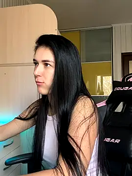 Snapshot of Julietta_a chatting on November 14, 2025, 7:45 am Julietta a online show from November 14, 2025, 7:45 am