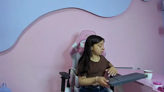 Snapshot of CharlotteMuller chatting on February 25, 2026, 8:19 pm CharlotteMuller online show from February 25, 2026, 8:19 pm