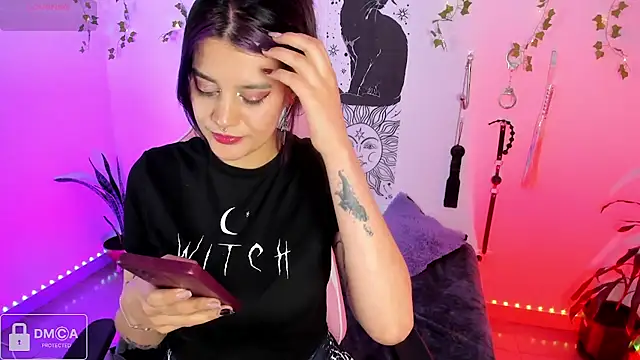 Snapshot of Violet-Queen chatting on March 14, 2026, 10:05 pm Violet-Queen online show from March 14, 2026, 10:05 pm