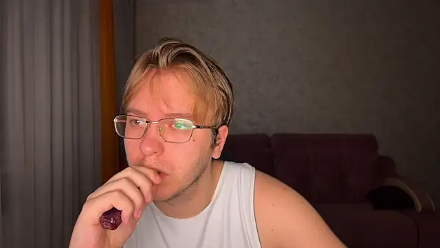 kiopiggy online show from November 28, 2025, 3:50 am