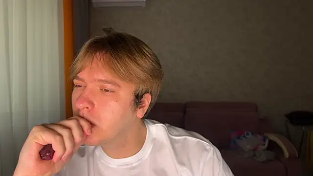 kiopiggy online show from December 14, 2025, 12:33 pm