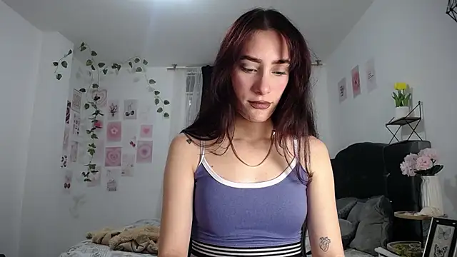 IsaBaileys  online show from May 6, 2026, 9:41 pm