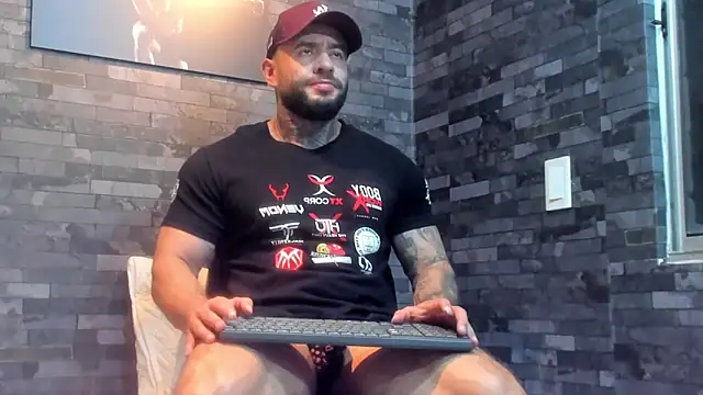 BruceDallas online show from June 7, 2026, 11:43 pm