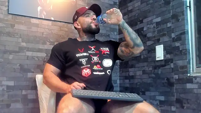 BruceDallas online show from June 8, 2026, 1:50 am