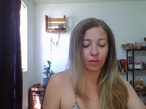 Snapshot of charlott_ponce chatting on April 6, 2026, 7:04 pm charlott ponce online show from April 6, 2026, 7:04 pm