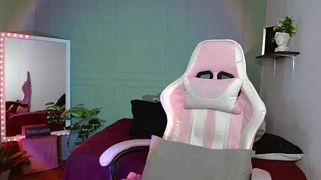 Snapshot of tiffany_laurens chatting on December 7, 2024, 9:33 am tiffany laurens online show from December 7, 2024, 9:33 am