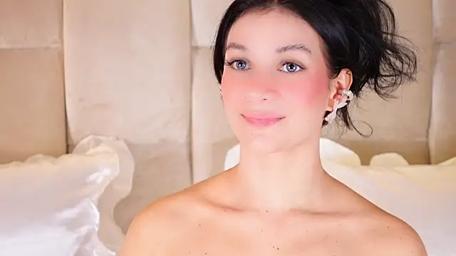 KiraKayleigh1 online show from November 5, 2025, 2:36 am