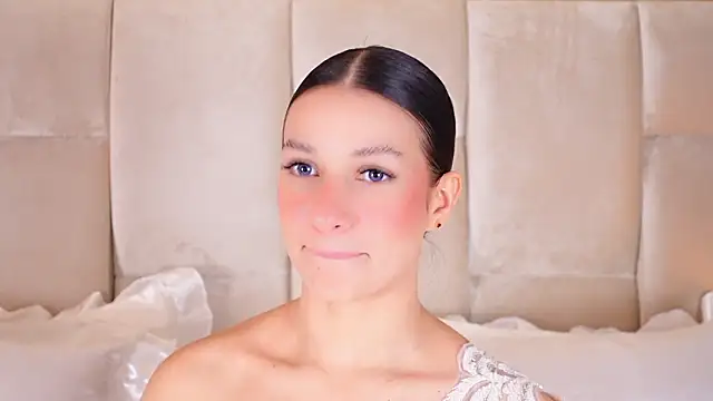 Snapshot of KiraKayleigh1 chatting on March 2, 2026, 11:44 pm KiraKayleigh1 online show from March 2, 2026, 11:44 pm