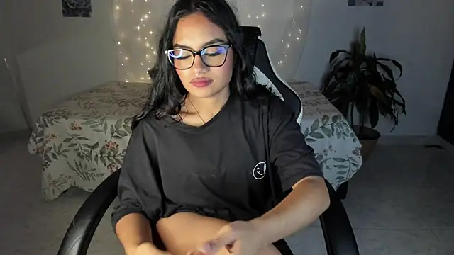 Snapshot of Riana_Kean chatting on November 12, 2025, 2:04 am Riana Kean online show from November 12, 2025, 2:04 am