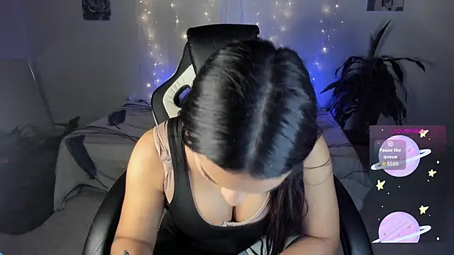 Snapshot of Riana_Kean chatting on October 22, 2025, 5:40 am Riana Kean online show from October 22, 2025, 5:40 am