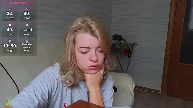 Snapshot of RinaBlondie chatting on October 22, 2025, 8:03 am RinaBlondie online show from October 22, 2025, 8:03 am