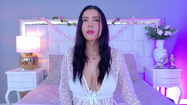 Snapshot of Julie_Bennet chatting on October 9, 2025, 5:08 am Julie Bennet online show from October 9, 2025, 5:08 am