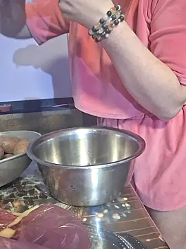 Snapshot of _Kitti_ chatting on November 18, 2025, 3:37 pm Kitti online show from November 18, 2025, 3:37 pm