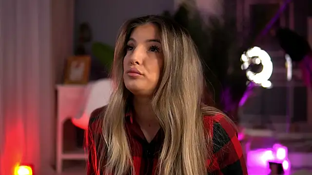 KellyMathews online show from September 26, 2025, 1:56 am