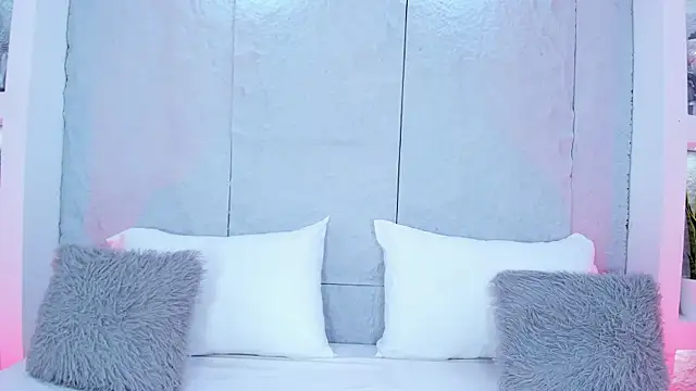 Snapshot of MiaCollson chatting on December 15, 2025, 5:19 pm MiaCollson online show from December 15, 2025, 5:19 pm