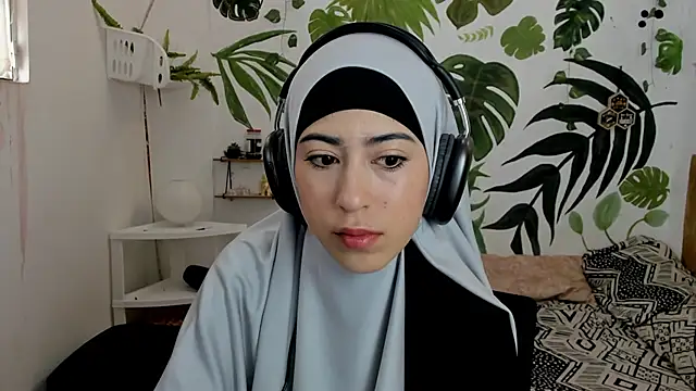 chaymae nah  online show from October 27, 2025, 2:51 pm