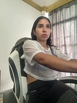 Snapshot of bella-black chatting on June 3, 2026, 3:39 pm bella-black online show from June 3, 2026, 3:39 pm
