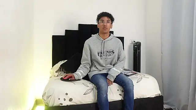 Snapshot of harrytwink18 chatting on January 13, 2025, 1:49 pm harrytwink18 online show from January 13, 2025, 1:49 pm