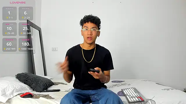 Snapshot of harrytwink18 chatting on December 16, 2025, 2:32 pm harrytwink18 online show from December 16, 2025, 2:32 pm