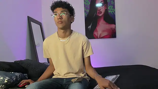 Snapshot of harrytwink18 chatting on February 18, 2025, 1:22 pm harrytwink18 online show from February 18, 2025, 1:22 pm