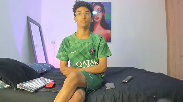 Snapshot of harrytwink18 chatting on March 18, 2025, 1:12 pm harrytwink18 online show from March 18, 2025, 1:12 pm