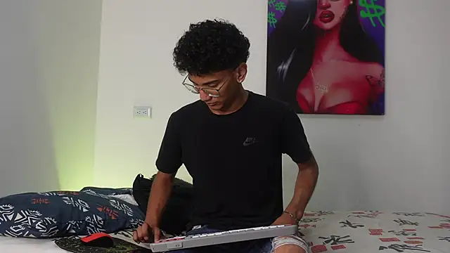 Snapshot of harrytwink18 chatting on December 20, 2024, 1:22 pm harrytwink18 online show from December 20, 2024, 1:22 pm