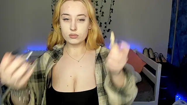 Snapshot of Emily_Gin chatting on November 4, 2025, 2:26 am Emily Gin online show from November 4, 2025, 2:26 am