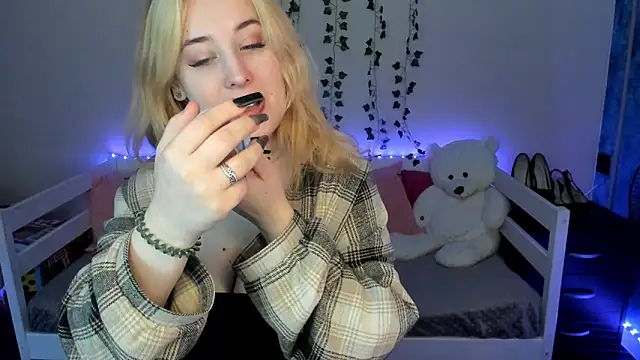 Snapshot of Emily_Gin chatting on October 24, 2025, 2:43 am Emily Gin online show from October 24, 2025, 2:43 am