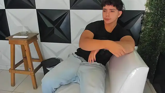 Snapshot of Dani_cumboy chatting on November 27, 2025, 1:33 pm Dani cumboy online show from November 27, 2025, 1:33 pm