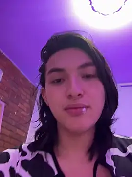 Snapshot of TomLondon_ chatting on March 22, 2025, 2:48 am TomLondon online show from March 22, 2025, 2:48 am