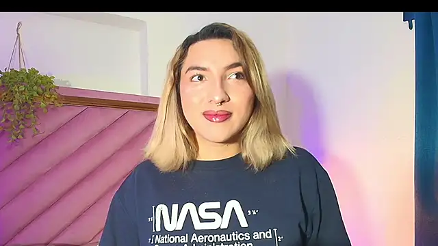 Snapshot of TomLondon_ chatting on November 5, 2025, 1:47 pm TomLondon online show from November 5, 2025, 1:47 pm