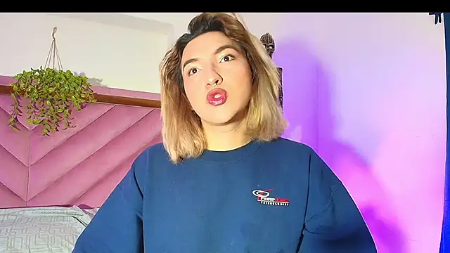 Snapshot of TomLondon_ chatting on October 22, 2025, 12:37 pm TomLondon online show from October 22, 2025, 12:37 pm