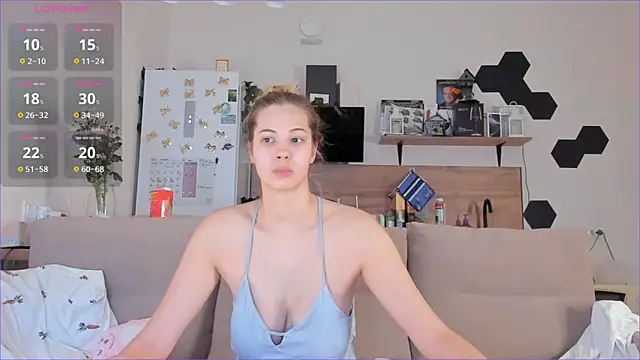 Snapshot of Girl_alone_home chatting on October 31, 2025, 3:36 am Girl alone home online show from October 31, 2025, 3:36 am