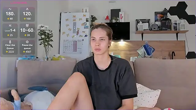 Snapshot of Girl_alone_home chatting on October 18, 2025, 4:03 am Girl alone home online show from October 18, 2025, 4:03 am