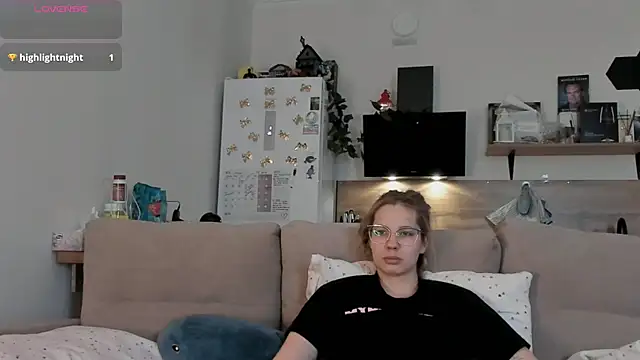 Snapshot of Girl_alone_home chatting on June 5, 2026, 4:06 am Girl alone home online show from June 5, 2026, 4:06 am