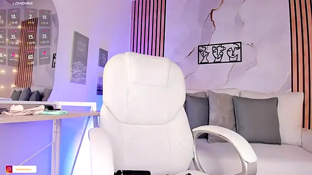 ChloeParkss  online show from June 12, 2026, 6:05 pm