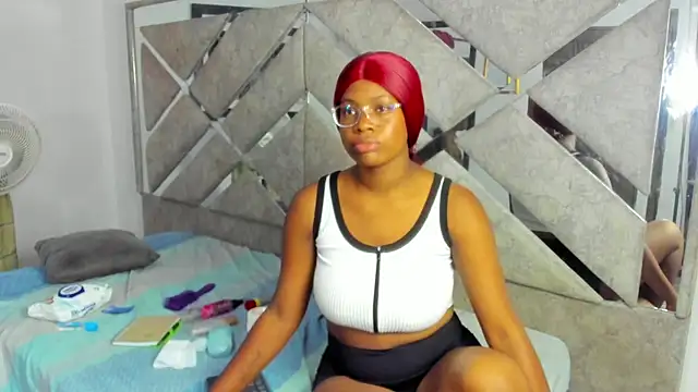 Snapshot of EvaxEmma chatting on December 2, 2025, 1:24 pm EvaxEmma online show from December 2, 2025, 1:24 pm