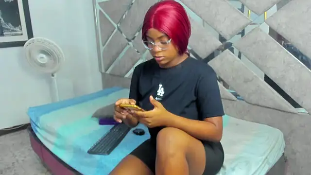 Snapshot of EvaxEmma chatting on December 1, 2025, 1:12 pm EvaxEmma online show from December 1, 2025, 1:12 pm