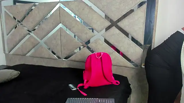 Snapshot of EvaxEmma chatting on October 15, 2025, 3:09 pm EvaxEmma online show from October 15, 2025, 3:09 pm