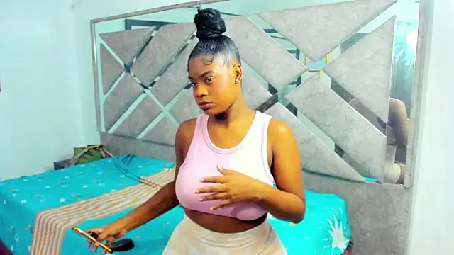 Snapshot of EvaxEmma chatting on November 1, 2025, 1:05 pm EvaxEmma online show from November 1, 2025, 1:05 pm