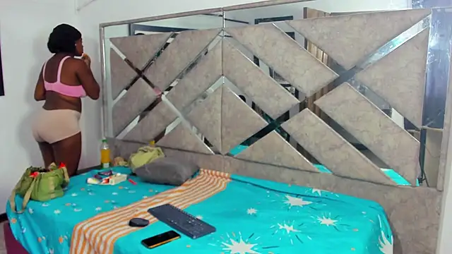 Snapshot of EvaxEmma chatting on November 2, 2025, 1:05 pm EvaxEmma online show from November 2, 2025, 1:05 pm