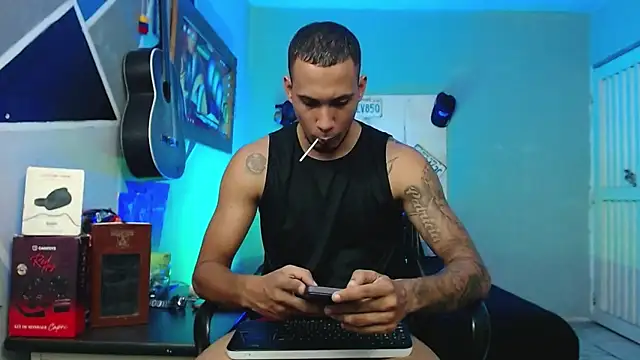 Snapshot of MagnusFrost chatting on June 19, 2026, 11:20 pm MagnusFrost online show from June 19, 2026, 11:20 pm