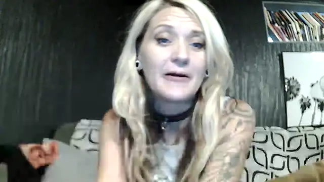 Snapshot of Candalicious chatting on November 19, 2025, 11:38 pm Candalicious online show from November 19, 2025, 11:38 pm